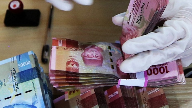 Petugas teller sedang menghitung uang rupiah di Jakarta. Foto ilustrasi: Beritasatu Photo/Uthan AR