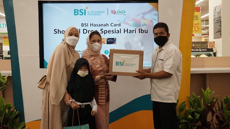 (ki-ka) : Group Head Business Card Bank Syariah Indonesia (BSI) Rima Dwi Permatasari, Pembina Ikatan Istri Karyawan BSI Pusat Sri Novelinda menyerahkan secara simbolik donasi acara 
