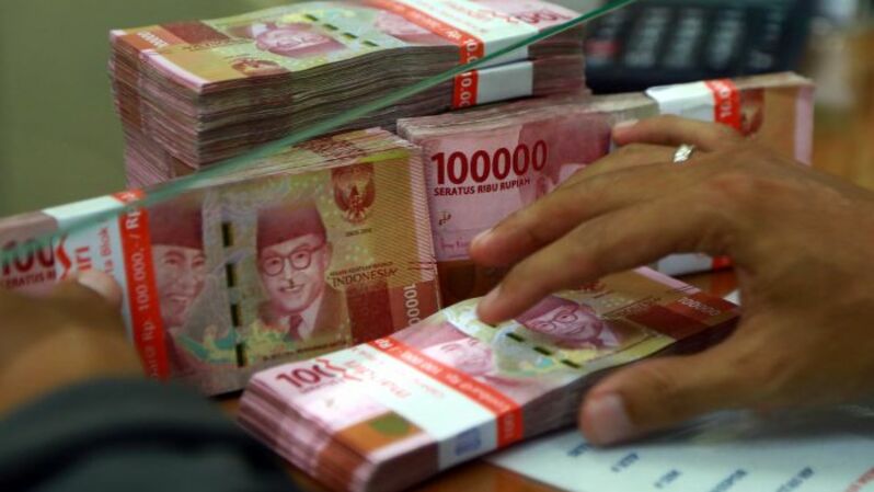 Karyawan menghitung uang rupiah untuk ditukarkan ke dolar AS di salah satu tempat penukaran mata uang asing di Jakarta. Foto ilustrasi:  BeritaSatu Photo/Mohammad Defrizal 
