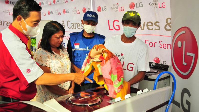 LG menggelar aksi sosial untuk membantu masyarakat terdampak erupsi Gunung Semeru. (Dok. LG)