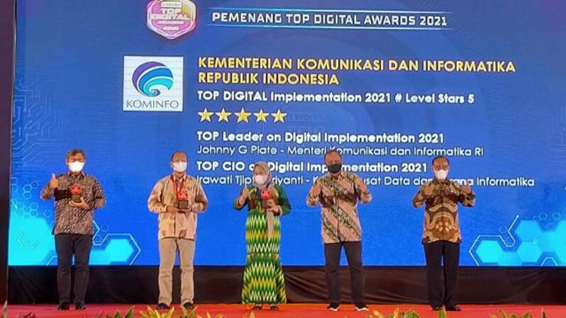 Kementerian Komunikasi dan Informtaika melalui Menkominfo Johnny G Plate Meraih Penghargaan TOP Leader on Digital Implementation 2021. (Foto : Dok. Humas)
