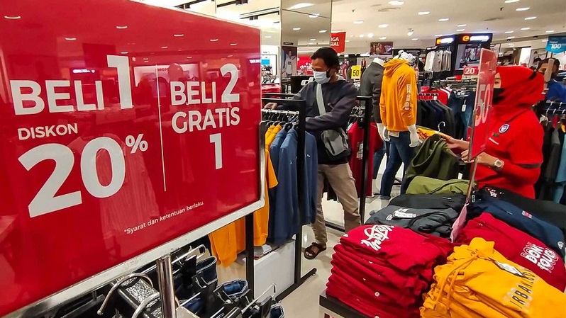 Pengunjung memilih pakaian yang dijual saat diskon akhir tahun di sebuah pusat perbelanjaan di Jakarta, Kamis (30/12/2021). Foto ilustrasi:  BeritaSatuPhoto/Joanito De Saojoao