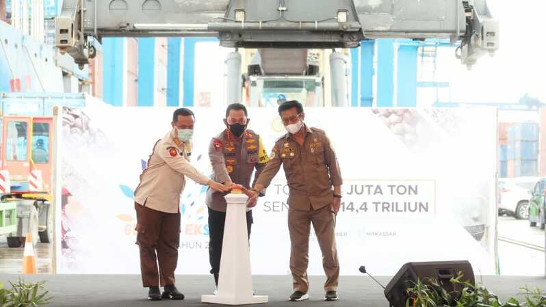 Mentan Syahrul Yasin Limpo melepas ekspor senilai Rp 14,4 triliun pada acara Gebyar Ekspor di Pelabuhan Soekarno Hatta, Makassar, Jumat 31 Desember 2021. (Foto: Dok. Kementan)