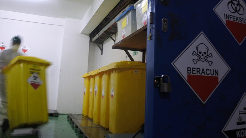 Petugas mengelola limbah Bahan Berbahaya dan Beracun (B3) infeksius. ( Foto: Istimewa )