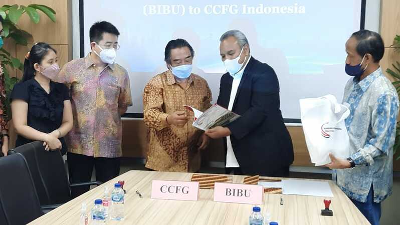 Dirut PT BIBU Erwanto Sad Adiatmoko Hariwibowo (kedua dari kanan) dan Indonesia Chief Representative CCFG Sun Kelin (ketiga dari kiri) saat penandatanganan Nota Kesepahaman di Kantor CCFG, Jakarta, Rabu 29 Desember 2021.