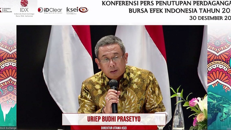 Direktur Utama KSEI Uriep Budhi Prasetyo (kanan) saat konferensi pers Penutupan Perdagangan Bursa Efek Indonesia tahun 2021 secara virtual pada Kamis (30/12/2021). Foto: Beritasatu Photo/Uthan AR