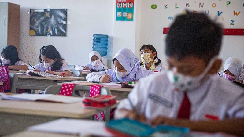 Siswa siswi mengikuti Pembelajaran Tatap Muka (PTM) di SDN 01 Pondok Labu, Jakarta Senin, Senin (3/1/2022). Foto ilustrasi:  BeritaSatuPhoto/Joanito De Saojoao