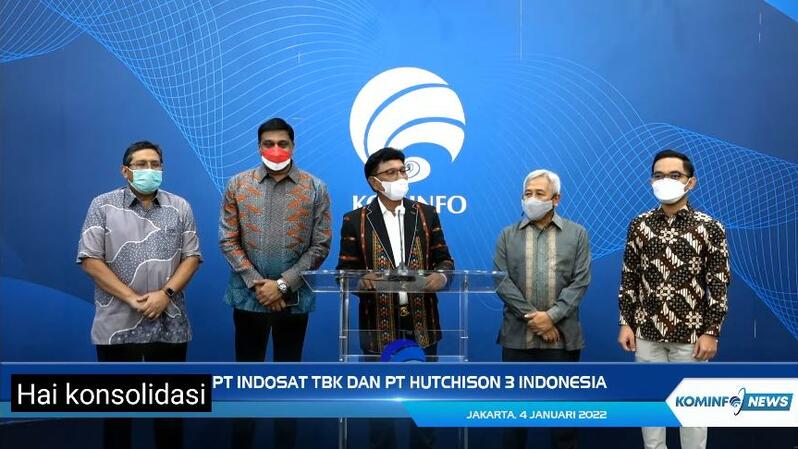 Menkominfo Johnny G Plate (tengah), saat konferensi pers secara virtual terkait merger dan akuisisi antara PT Indosat Tbk dan PT Huthcison 3 Indonesia, Selasa (4/1)