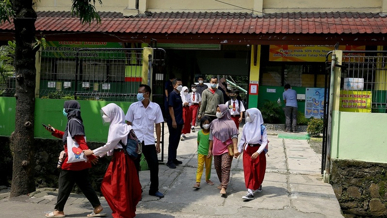 Sejumlah murid SD dijemput orang tuanya usai mengikuti pembelajaran tatap muka di SDN 05 Pela Mampang, Jakarta Selatan, Rabu (5/1/2022). Foto: BeritaSatuPhoto/Joanito De Saojoao
