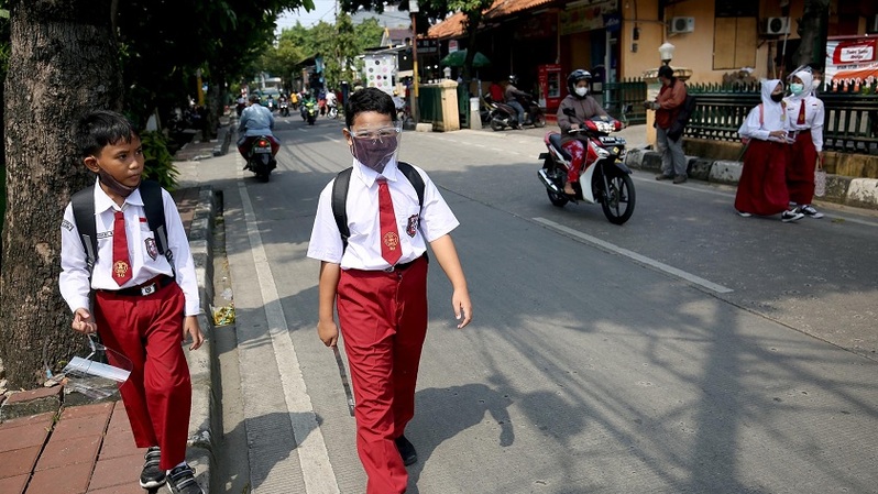 Murid SD pulang sekolah usai mengikuti pembelajaran tatap muka di SDN 05 Pela Mampang, Jakarta Selatan,   Foto ilustrasi: BeritaSatuPhoto/Joanito De Saojoao