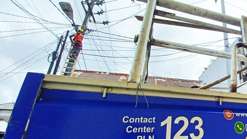 Petugas memperbaiki instalasi listrik di Bogor, Jawa Barat.  Foto ilustrasi: Beritasatu Photo/Uthan AR