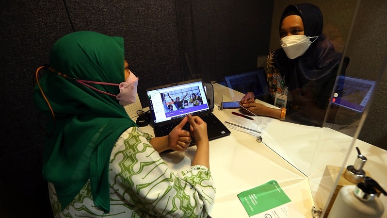 Agen asuransi menjelaskan produknya, di Jakarta. Foto ilustrasi: BeritaSatu Photo/Mohammad Defrizal