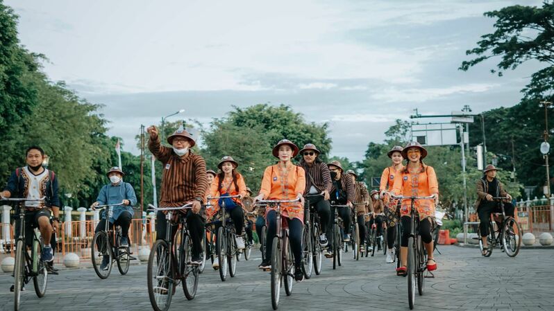 BRi memberikan edukasi digital sambil gowes sepeda ontel di Yogyakarta.