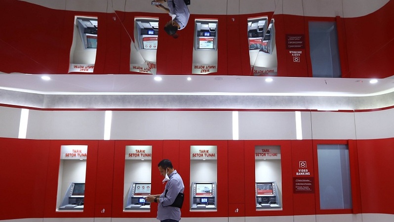 Nasabah usai bertarnsaksi menggunakan mesin anjungan tunai mandiri (ATM) di Jakarta. Foto ilustrasi: BeritaSatu Photo/Mohammad Defrizal