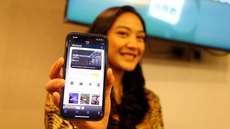 CEO CXO Putri Indahsari memperlihatkan aplikasi Allobank usai rights issue Bank Allo di Jakarta, Selasa (11/1/2022). Foto: BeritaSatu Photo/Mohammad Defrizal