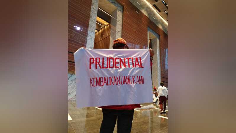 Nasabah Prudential menuntut pertanggungjawaban di Gedung Wisma Mulia 2, Jakarta, Selasa (11/1/2022). Foto: IST