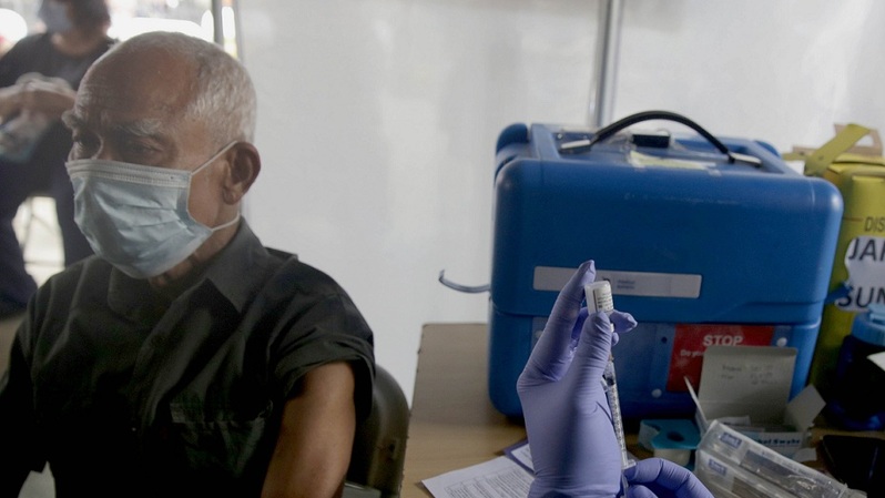 Tenaga Kesehatan menyiapkan vaksin Covid-19 Booster untuk warga lansia di Puskesmas Kramat Jati, Jakarta Timur. Foto ilustrasi: BeritaSatuPhoto/Joanito De Saojoao
