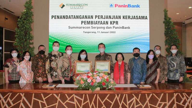 Penandatanganan Kerjasama PaninBank dan Summarecon Serpong yang dilakukan oleh Direktur PaninBank, Edy Heryanto dan Executive Director Summarecon Serpong, Magdalena Juliati, Selasa (11/1/2022)