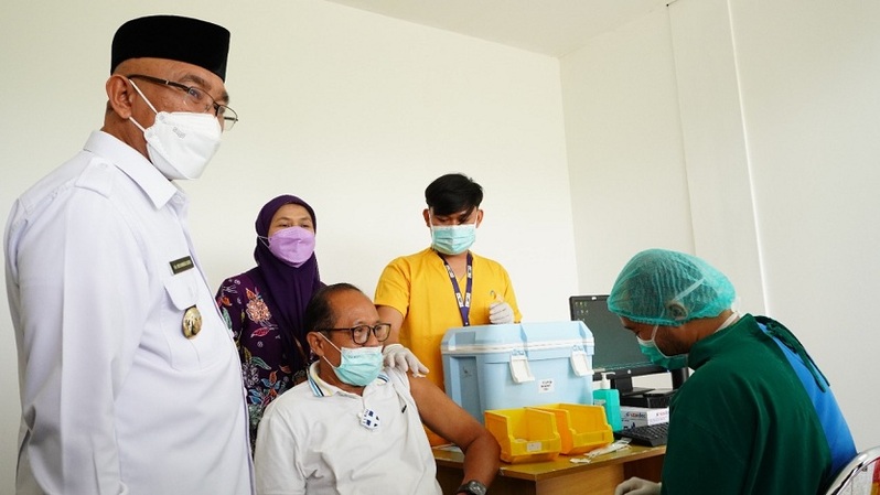 Wali Kota Depok Mohammad Idris meninjau proses sekaligus meresmikan program vaksinasi booster lansia di Sentra Vaksinasi RSUI - Yayasan Wings Peduli. Foto ilustrasi: IST