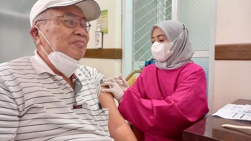 Seorang lansia menerima vaksinasi booster di Puskesmas Curug Mekar, Kota Bogor, Kamis (13/1/2022).
