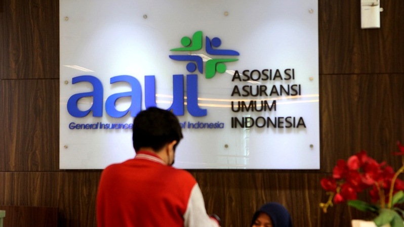 Petugas sedang melayani tamu di kantor pusat Asosiasi Asuransi Umum Indonesia (AAUI) di Jakarta. Foto ilustrasi: Beritasatu Photo/Uthan AR