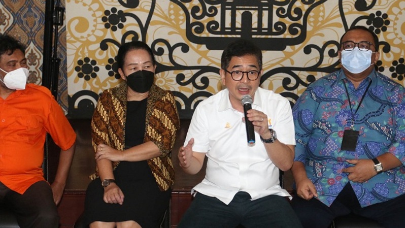 Ketua Umum Kadin Indonesia Arsjad Rasjid (kedua kanan) memberikan keterangan bersama Presiden KSPI Said Iqbal (kiri), Presiden DEN KSBSI Elly Rosita Silaban (kedua kiri) dan Presiden KSPSI Andi Gani Nena Wea (kanan) usai pertemuan di Jakarta, Kamis (13/1/2022).  Foto: BeritaSatuPhoto/Joanito De Saojoao
