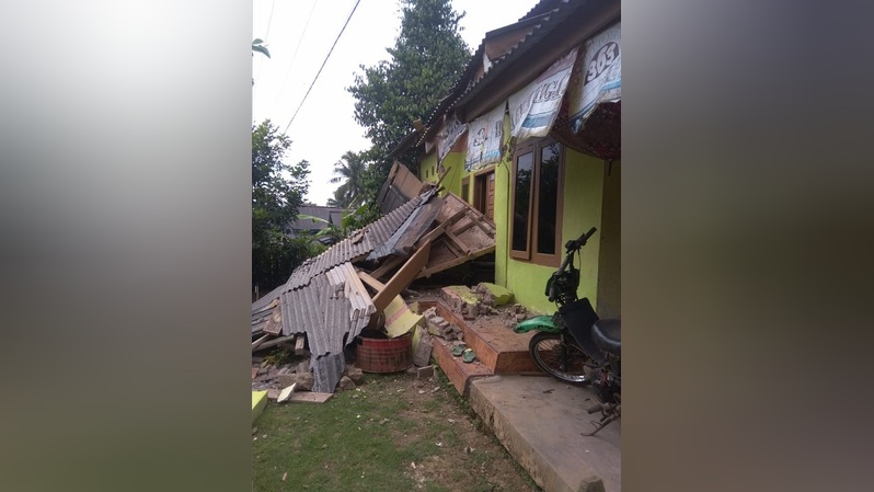 Beberapa rumah di Pandeglang mengalami kerusakan. akibat gempa 6,7 M, Jumat sore (14/1/2022). Foto: IST 