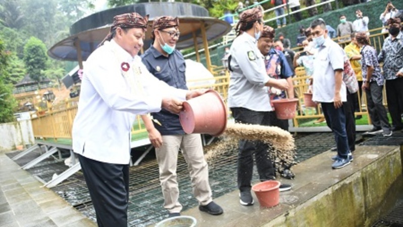 Wakil Gubernur Jawa Barat Uu Ruzhanul Ulum meresmikan Kawasan Wisata Ciguha River di kawasan Kampung Ciguha, Desa Bantarkaret, Kecamatan Nanggung, Kabupaten Bogor, yang mendapat dukungan dari PT Aneka Tambang Tbk 