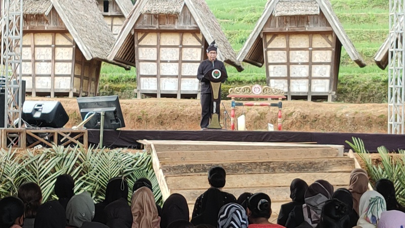 Menteri Desa PDTT Abdul Halim Iskandar memberi sambutan di peringatan Sewindu UU Desa yang digelar di Desa Adat Kasepuhan Ciptagelar, Desa Sirnaresmi, Kecamatan Cisolok, Kabupaten Sukabumi, 15 Januari 2022.