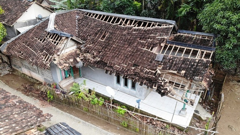 Rumah terdampak gempabumi M 6,6 di Kabupaten Pandeglang, Banten, Jumat (14/1). 