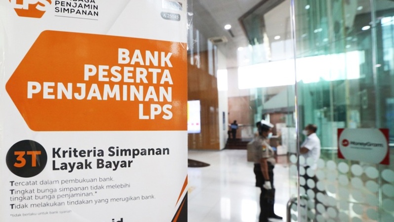 Brosur Bank Peserta Penjamin LPS di salah satu bank di Jakarta. Foto ilustrasi: Beritasatu Photo/Uthan AR