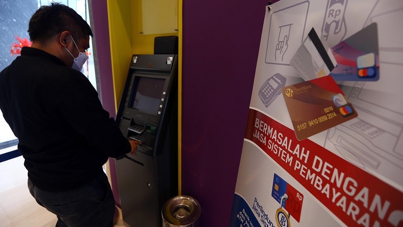 Nasabah melakukan transaksi menggunakan mesin anjungan tunai mandiri (atm) di kantor Bank Jago di Jakarta. Foto ilustrasi: BeritaSatu Photo/Mohammad Defrizal 