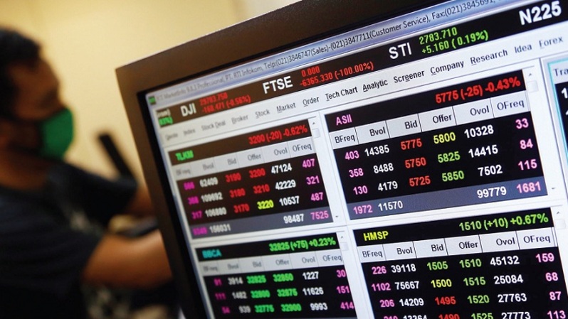 Investor memantau pergerakan saham melalui layar monitor di Jakarta. Foto ilustrasi:  BeritaSatu Photo/Mohammad Defrizal
