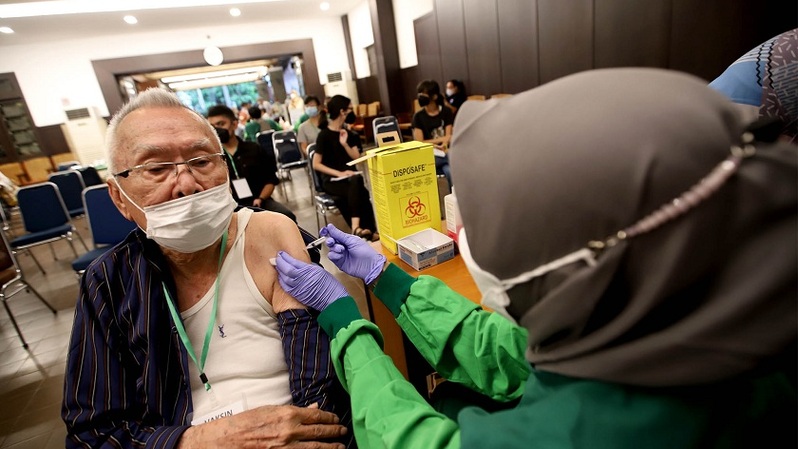Warga lansia disuntik vaksin dosis ke tiga (booster) di gerea GPIB Paulus, Menteng, Jakarta, Selasa (18/1/2022). Foto: BeritaSatuPhoto/Joanito De Saojoao