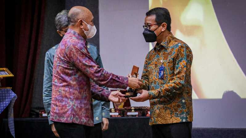 Menteri Koperasi dan UKM Teten Masduki menyerahkan Penghargaan Penjamin KUR Terbaik 1 kepada Direktur Utama PT Jamkrindo Putrama Wahju Setyawan pada Selasa, (18/1).