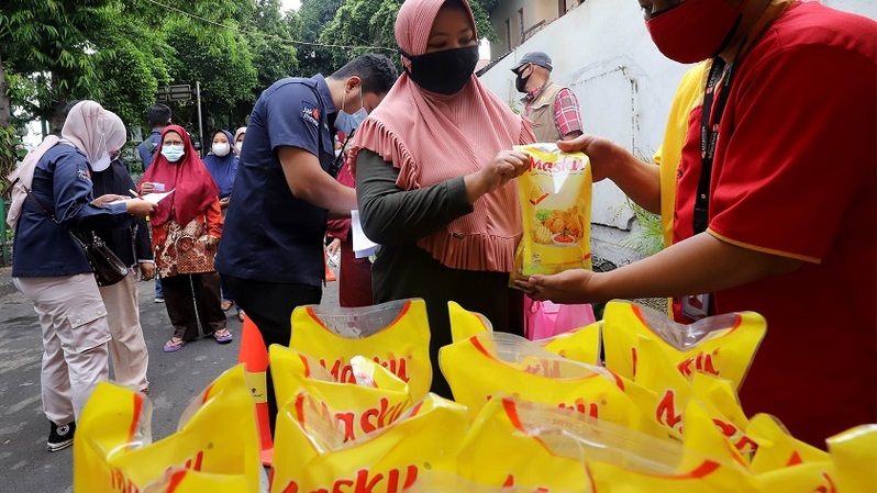 Sejumlah Ibu rumah tangga mengantri untuk membeli minyak goreng dengan harga Rp. 14.000./liter pada operasi pasar murah di halaman kantor Kecamatan Johar Baru, Jakarta Pusat, Senin (17/1/2022).  Foto ilustrasi: BeritasatuPhoto/Joanito De Saojoao