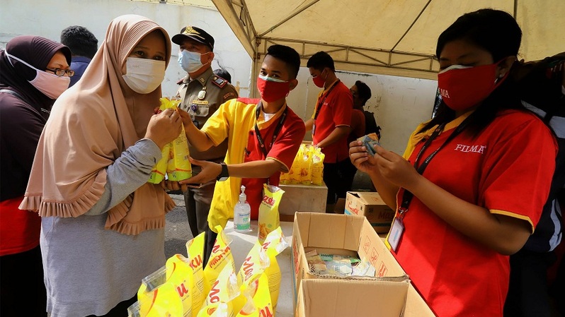 Sejumlah Ibu rumah tangga mengantri untuk membeli minyak goreng dengan harga Rp. 14.000./liter pada operasi pasar murah di halaman kantor Kecamatan Johar Baru, Jakarta Pusat, Senin (17/1/2022).  Foto ilustrasi: BeritasatuPhoto/Joanito De Saojoao