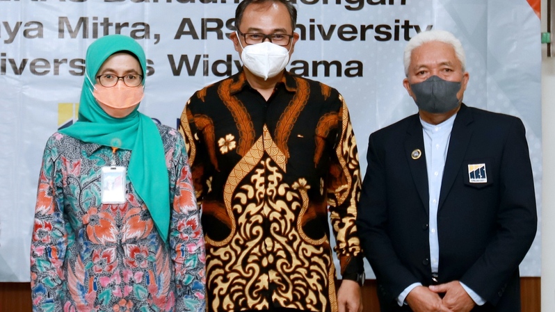Direktur Utama PT Alita Praya Mitra Teguh Prasetya (tengah), bersama Rektor ARS University Purwadhi (kanan) dan Rektor ITENAS Bandung Meilinda Nurbanasari (kiri). (IST)