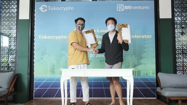 CEO Tokocrypto Pang Xue Kai (kiri) dan CEO BRI Ventures Nicko Widjaja (kanan) menandatangani Memorandum of Understanding (MoU) antara Tokocrypto dengan BRI Ventures di T-Hub Batu Belig, Bali pada 20 Januari 2022. 