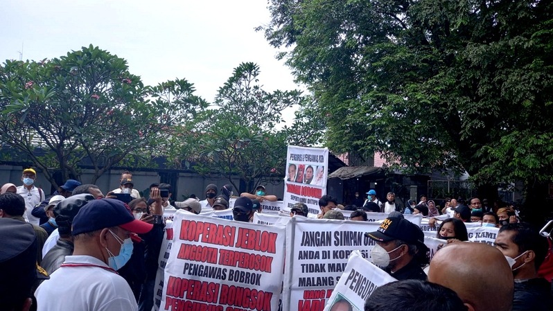 Ratusan nasabah Koperasi Sejahtera Bersama (KSB) menggelar aksi unjuk di kantor KSB yang ada di Jalan Pajajaran, Kecamatan Bogor Tengah, Kota Bogor, Kamis (20/1/2022).
