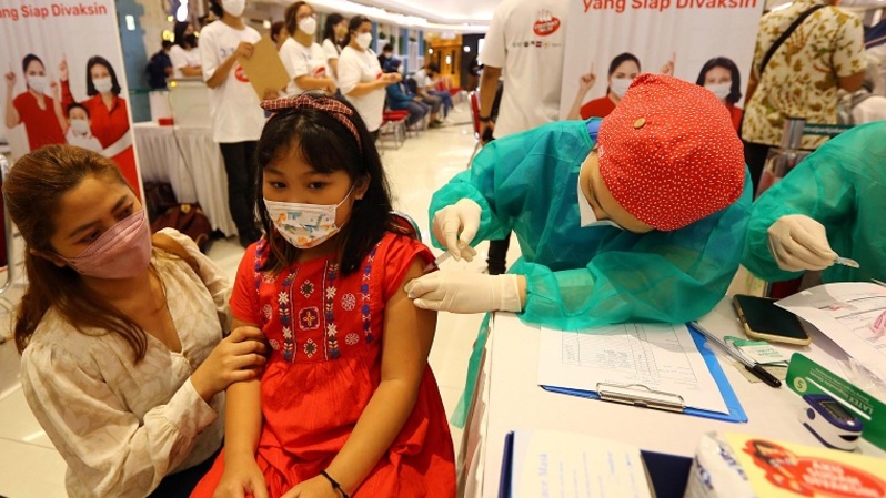 Tenaga kesehatan memberikan vaksinasi Covid-19 jenis Sinovac kepada seorang anak di Sentra Vaksinasi Covid-19 di pusat perbelanjaan di Jakarta, Kamis (20/1/2022). Foto ilustrasi: BeritaSatu Photo/Mohammad Defrizal