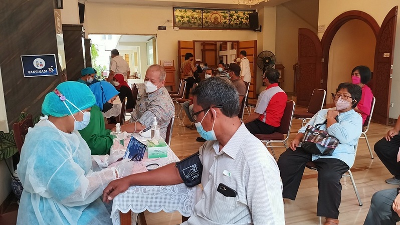 Pelaksanaan vaksinasi Covid-19 di Huria Kristen Batak  Protestan (HKBP) Jalan Jambu, Menteng, Jakarta Pusat, Jumat (21/1/2022).