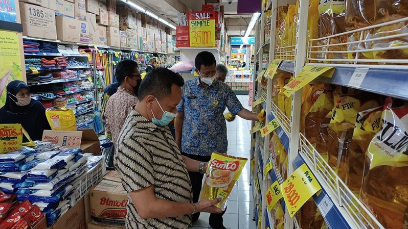Jajaran Dinas Perdagangan dan Perindustrian (Disdagperin) Kota Bekasi memantau ketersediaan minyak goreng di toko modern, Kamis, 20 Januari 2022.