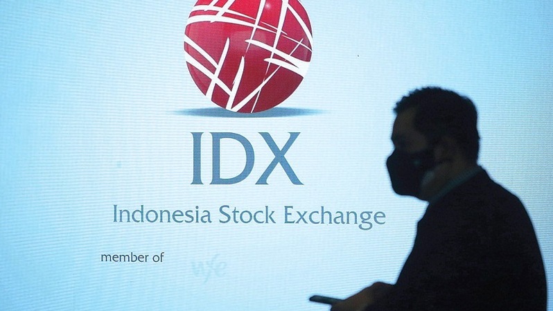 Pekerja berada di kantor Bursa Efek Indonesia, Jakarta, belum lama ini. Foto ilustrasi: Investor Daily/David Gita Roza