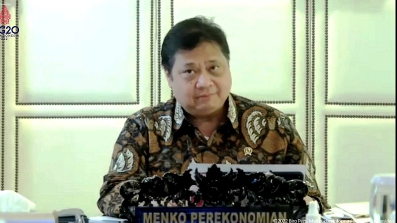 Menteri Koordinator Bidang Perekonomian sekaligus Ketua Komite Penanganan Covid-19 dan Pemulihan Ekonomi Nasional (KPC-PEN) Airlangga Hartarto dalam konferensi pers evaluasi PPKM di luar Jawa-Bali, 24 Januari 2022.