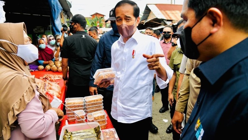 Menteri BUMN Erick Thohir mendampingi Presiden Joko Widodo saat memberikan bantuan modal kepada pedagang di Pasar Bari Tanjung Enim, Muara Enim, Sumsel, Senin, 24 Januari 2022. Foto: IST