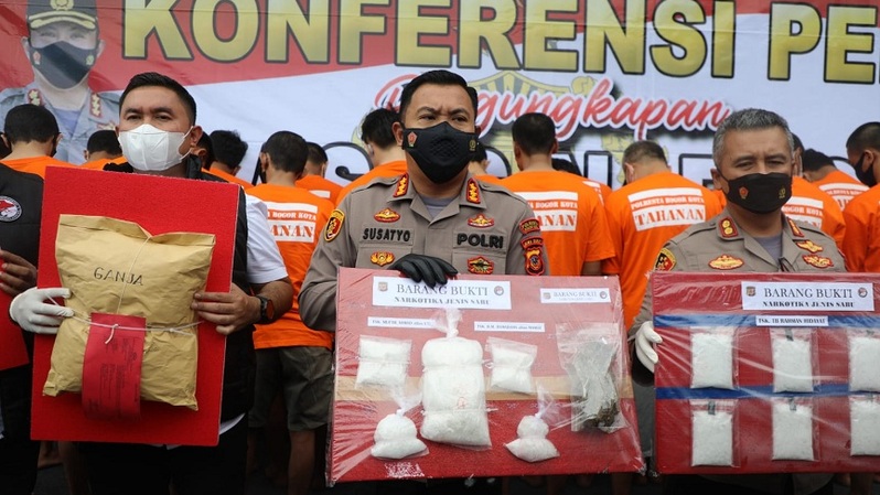 Kapolresta Bogor Kota Kombes Susatyo Purnomo Condro menujukkan barang bukti 2,4 kilogram sabu di Pos Baranangsiang, Kota Bogor, Selasa (25/1/2022). 