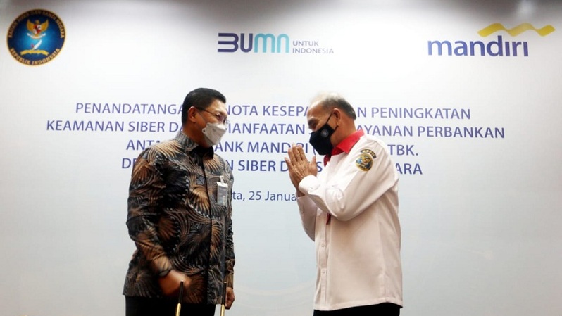 Direktur Utama Bank Mandiri Darmawan Junaidi dan Kepala BSSN Letnan Jendral TNI (Purn) Hinsa Siburian menandatangani nota kesepahaman peningkatan keamanan siber dan pemanfaatan layanan perbankan antara Bank Mandiri dan BSSN di Jakarta, Selasa (25/1). Foto: IST