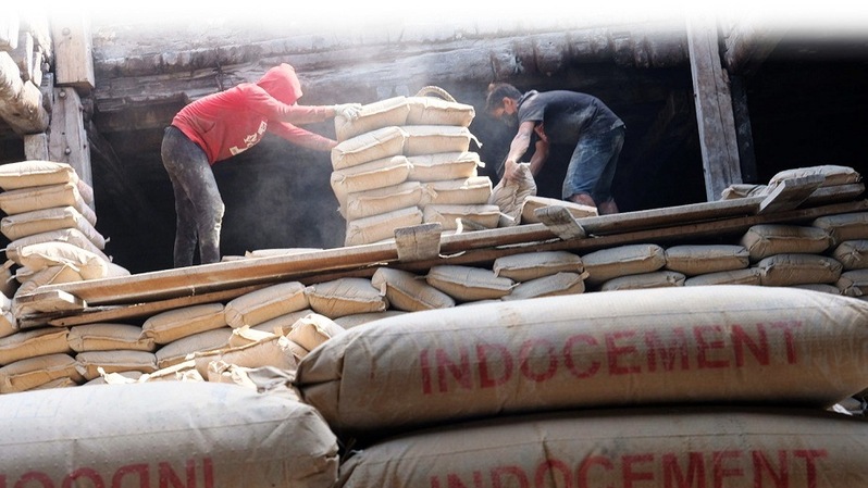 Produk semen PT Indocement. Foto:  BeritaSatu Photo/Ruht Semiono