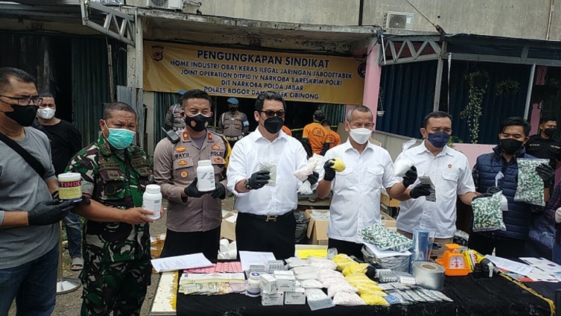 Polisi menunjukkan obat ilegal, dari pabrik rumahan di kawasan Cibinong, Kabupaten Bogor, Rabu (26/1/2022). 